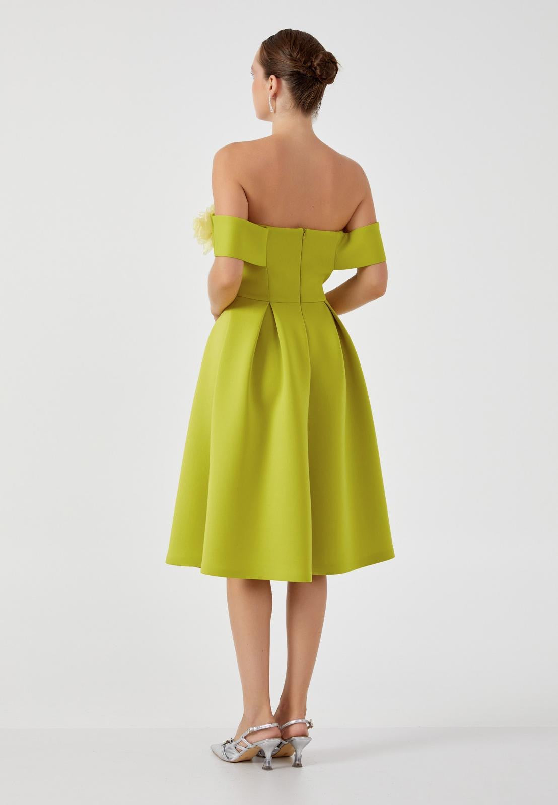 Lime Elegance – Off-Shoulder Cocktailkleid