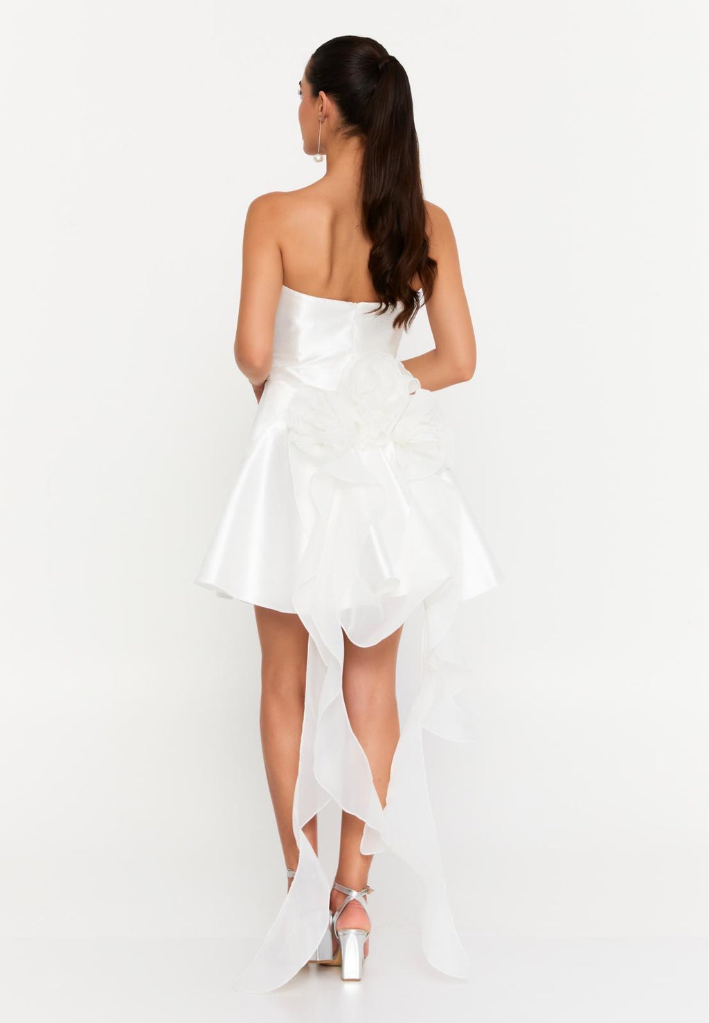 „Mirella – Schulterfreies High-Low Kleid in Weiß“