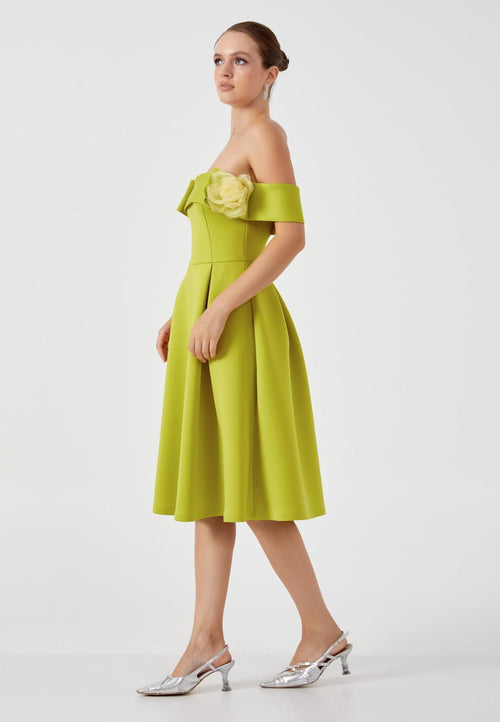 Lime Elegance – Off-Shoulder Cocktailkleid